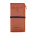 Brauner PU-Leder Reise-Passhülle mit Reißverschluss, Gummiband und geprägtem Reisedesign Logo. - Braun