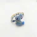 Gedetailleerd overzicht van de blauwe ruitjes huisdierhalsband met een schattig pluche konijn. - 1.0 (Instelbereik 19-32 cm) / Blauw