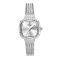 Detalle del reloj de mujer plateado con caja cojín texturizada y pulsera de malla tejida. - Caja Plateada Esfera Blanca