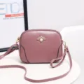 Bolso cruzado de cuero rosa elegante con decoracion de perla de abeja para uso diario de mujeres. - Rosa