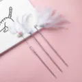 Jouet pour chat baguette teaser avec plumes blanches et manche pailleté pour chatons mignons. - Ensemble 3 pièces blanc ange