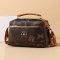 Sac à bandoulière élégant en cuir marron pour femme, grande capacité et imprimé. - Imprimé de lettres
