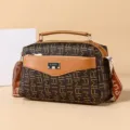 Bolso bandolera marrón monograma retro con solapa de cuero y placa de logotipo metálico. - Estampado Abstracto Grande