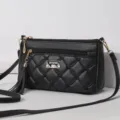 Schwarze gesteppte PU Leder Umhängetasche für Damen, elegante Mini Schultertasche mit Quaste. - Schwarz