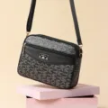 Stilvolle Umhängetasche für Damen mit trendigem Monogramm-Muster und verstellbarem Schulterriemen. - Schwarz