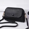 Schwarze Mini Umhängetasche für Damen, strukturierter Klappdeckel, stylische Handytasche. - Schwarz