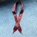 Rode verstelbare vervangende tassenband brede schouderriem crossbody riem met metalen haken. - Bordeauxrood