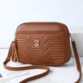 Sac bandoulière en cuir marron pour femme avec gland chic et texture matelassée. - Marron Jaune