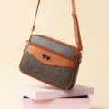 Braune Umhängetasche aus PU-Leder mit Monogramm, verstellbarem Gurt und Metall-Logo. - Gelbbraun