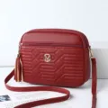 Sac bandoulière rouge pour femme en cuir PU avec joli pompon et logo M élégant. - Bordeaux