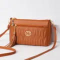 Braune Leder Umhaengetasche mit Quaste und Doppelherz Charme, elegante Alltagstasche. - Gelbbraun