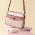 Modische rosa Damen Umhängetasche mit Monogramm-Muster, verstellbarem Riemen und goldener Hardware. - Eichenrot