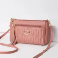 Rosa Kunstleder Umhängetasche mit Quaste Anhänger, elegante kompakte Damentasche für den Alltag. - Eichenrot