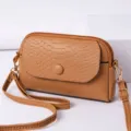 Braune kleine Umhängetasche für Damen, stilvolle Handtasche aus PU-Leder mit Klappe. - Erdgelb