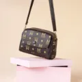 Braune Leder Umhängetasche mit Monogramm Print, elegante Schultertasche für Damen. - Buchstabe M
