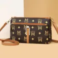 Braune Umhängetasche für Damen, mehrfächrige PU-Leder Schultertasche mit stilvollem Monogramm-Design. - Buchstabe M