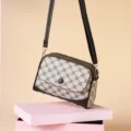 Élégant sac bandoulière en cuir pour femme avec motif monogramme classique et lanières marron. - Lettres Blanches