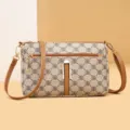 Damen braune Monogramm Umhängetasche Schultertasche mit Reißverschluss und Gurt. - Weiße Buchstaben