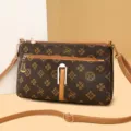 Sac à bandoulière marron pour femme avec motif monogramme, sangle réglable et poche zippée. - Imprimé Monogramme