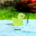 Lichtgevende hars eend miniatuur figuur glow in the dark micro landschap ornament 16x17mm - Groene vrouwelijke eend