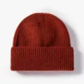 Classico berretto in maglia a costole color ruggine calda, comodo cappello invernale. - Taglia unica / 20B122 Caramello