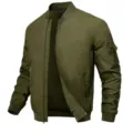 Gros plan sur les détails de la poche de manche et du zip frontal du blouson kaki. - Vert Militaire