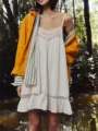 Detailaufnahme eines vintage weißen Spitzenträgerkleids mit stylischem Lagen-Look im Wald. - S / Kleider / Weiß