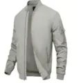 Vue détaillée de la veste bomber grise avec fermeture éclair, poche de manche et poignets. - Gris clair