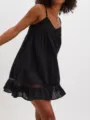 Schwarzes Minikleid mit Spaghettiträgern und Spitzendetail für Sommerurlaub und Alltag. - S / Kleider / Schwarz
