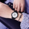 Schlichte schwarze Lederarmbanduhr mit grossem weissen Zifferblatt fuer junge Paare und Studenten. - Schwarzes Armband Weißes Zifferblatt