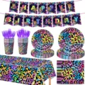Buntes Neon Leopardenmuster Party Set komplett mit Banner Papptellern Bechern und Tischtuch. - 7-teiliges Set