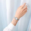 Minimalistische quadratische Damenuhr mit Mesh-Armband und elegantem Design, ideal für den Alltag. - Milanaise-Armband mit weißem Zifferblatt