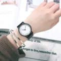 Nahaufnahme Detailansicht der minimalistischen Damenquarzuhr mit schwarzem Armband. - Großes weißes Zifferblatt mit Indexen