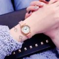 Damen QuarzUhr mit rosafarbenem Armband und kleinem Zifferblatt, minimalistischer Modestil. - Numerische Skala / Rosa und Roségold