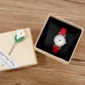 Elegante rote Quarz Damenuhr mit kleinem weissen Zifferblatt im schoenen Geschenkkarton. - Numerische Skala / Rotes Armband Weißes Zifferblatt