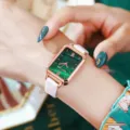 Elegante rechteckige Damen Quarz Uhr grüne Malachit Zifferblatt Roségold Gehäuse weißes Lederband - Weiß