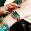 Elegante Damen Armbanduhr mit rechteckigem grünem Zifferblatt und braunem Lederarmband. - Kaffee