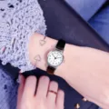 Schicke vintage damen quarzuhr mit schwarzem lederarmband und kleinem zifferblatt. - Schwarzes Armband Weißes Zifferblatt