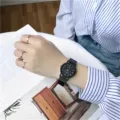 Gros plan détail montre quartz noire minimaliste avec cadran élégant et bracelet stylé. - Cadran noir à chiffres pour homme
