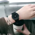 Minimalistische schwarze Quarzuhr mit klaren Zifferblattmarkierungen und stilvollem Armband. - Großes schwarzes Zifferblatt mit Indexen
