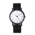 Detailaufnahme einer minimalistischen Quarzuhr mit weißem Zifferblatt und schwarzem Armband. - Großes weißes Zifferblatt mit Zahlen