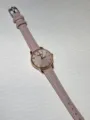 Detailansicht der eleganten Damenuhr mit rosa Lederarmband und klarem Zifferblatt für den Alltag. - Rosa