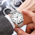 Klassische Herren-Quarzuhr mit großen arabischen Ziffern, weißem Zifferblatt und Metallarmband. - Großes Weißes Zifferblatt Federarmband