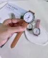 Minimalistische Quarz-Uhr für Studenten mit braunem Lederarmband und weißem Zifferblatt. - Herrenuhr mit braunem Armband und weißem Zifferblatt