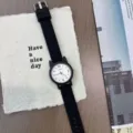 Simpatico orologio al quarzo con orecchie di gatto cinturino nero in silicone e numeri chiari. - Nero