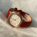 Damen quadratische Quarzmodeuhr mit rotem Lederarmband und minimalistischem weißem Zifferblatt. - Rot