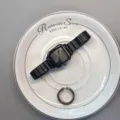 Schwarze quadratische Quarz Damen-Uhr im Nischendesign mit elegantem Stahlarmband Retro Stil. - Schwarz