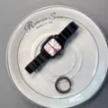 Schwarze quadratische Quarzdamenuhr mit rosa Zifferblatt und edlem Stahlarmband Retro. - Rosa