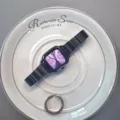 Elegante schwarze Damenquarzuhr im quadratischen Design mit lila Zifferblatt und Armband. - Lila