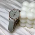 Minimale Damen Quarzarmbanduhr mit grauem Lederarmband und roségoldenem Gehäuse für den Alltag - Grün